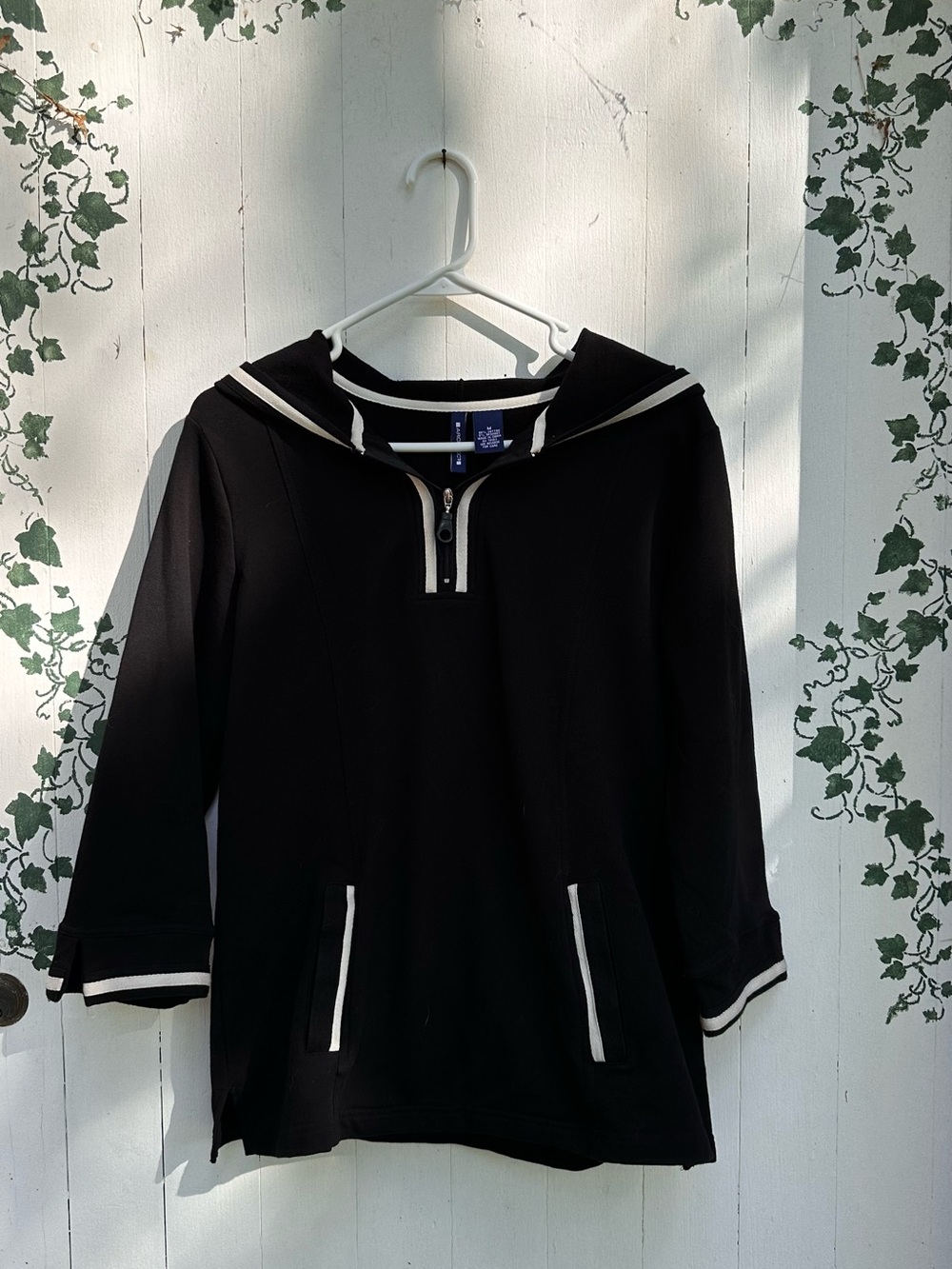 Y2K 95% Cotton Architect Women's Black Crew/Scoop Neck Sweater with White Trim